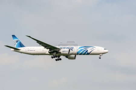 Téléchargez les photos : EgyptAir Airlines Boeing 777 SU-GDO landing in London Heathrow International Airport. - en image libre de droit