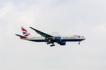 Foto de British Airways Airlines Boeing 777 G-VIIF landing in London Heathrow International Airport. - Imagen libre de derechos