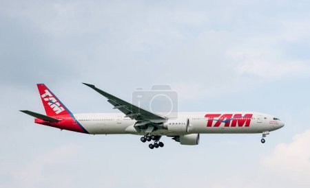 Téléchargez les photos : LATAM Brasil TAM Linhas Aereas Airlines Boeing 777 PT-MUJ atterrissant à l'aéroport international Heathrow de Londres. - en image libre de droit