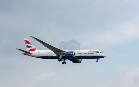 Téléchargez les photos : British Airways Airlines Boeing 787 Dreamliner G-ZBJA atterrissant à l'aéroport international Heathrow de Londres. - en image libre de droit