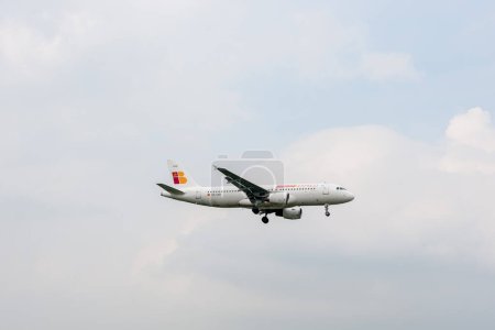 Foto de Iberia Express Airlines Airbus A320 EC-LKH aterriza en el Aeropuerto Internacional de Londres Heathrow. - Imagen libre de derechos