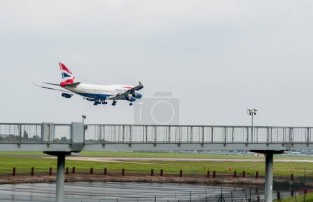 Téléchargez les photos : British Airways Airlines Boeing 747 G-BYGA atterrissage à l'aéroport international Heathrow de Londres. - en image libre de droit