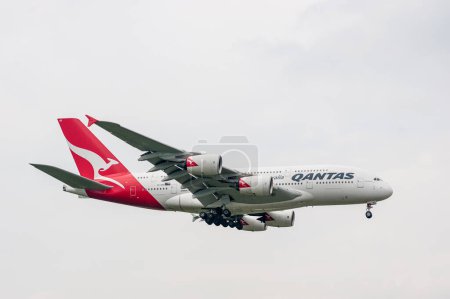 Foto de Qantas Airlines Airbus A380 VH-OQD landing in London Heathrow International Airport. - Imagen libre de derechos