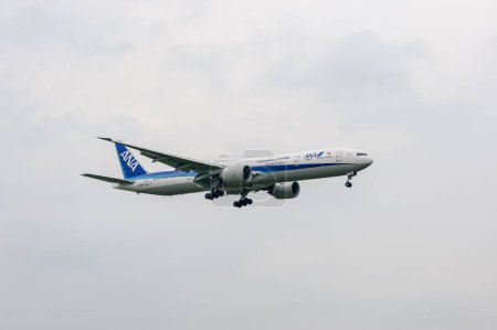 Téléchargez les photos : Tous les Boeing 777 JA784A de Nippon Airways Airlines atterrissent à l'aéroport international Heathrow de Londres. - en image libre de droit