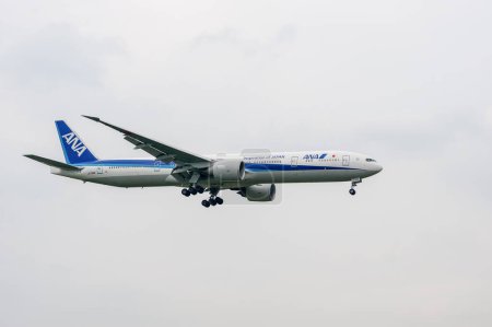Téléchargez les photos : All Nippon Airways Airlines Boeing 777 JA784A landing in London Heathrow International Airport. - en image libre de droit