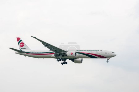 Foto de Biman Bangladesh Airlines Boeing 777 S2-AFP landing in London Heathrow International Airport. - Imagen libre de derechos