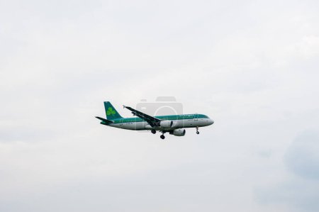 Foto de Aer Lingus Airlines Airbus A320 EI-DEN aterriza en el Aeropuerto Internacional de Londres Heathrow. - Imagen libre de derechos