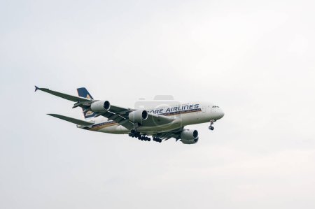 Téléchargez les photos : Atterrissage de l'Airbus A380 9V-SKT de Singapore Airlines à l'aéroport international Heathrow de Londres. - en image libre de droit