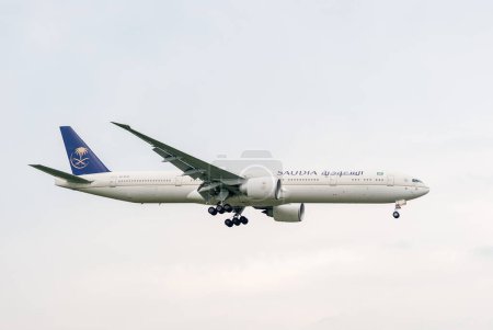 Foto de Saudi Arabian Airlines Boeing 777 HZ-AK39 landing in London Heathrow International Airport. - Imagen libre de derechos