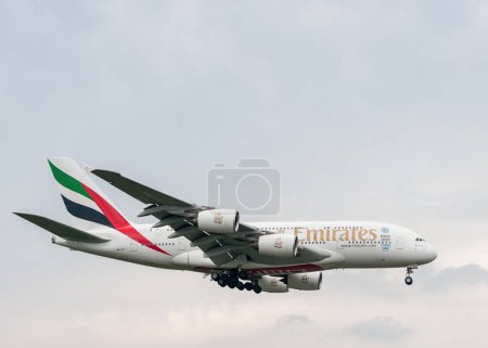 Téléchargez les photos : Airbus A380 A6-EEJ d'Emirates Airlines atterrissant à l'aéroport international Heathrow de Londres. - en image libre de droit
