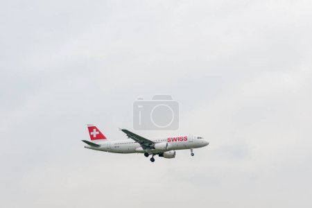 Foto de Swiss Airlines Airbus A320 HB-IJF aterrizaje en Londres Heathrow Aeropuerto Internacional. - Imagen libre de derechos