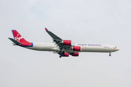 Téléchargez les photos : Virgin Atlantic Airlines Airbus A340 G-VWIN landing in London Heathrow International Airport. - en image libre de droit