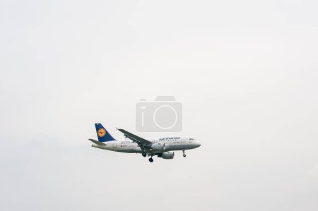 Téléchargez les photos : Airbus A319 D-AIBJ de Lufthansa Airlines atterrissant à l'aéroport international Heathrow de Londres. - en image libre de droit