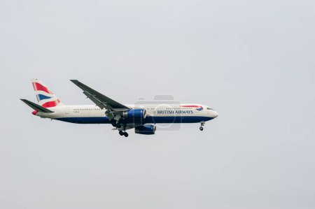 Téléchargez les photos : British Airways Airlines Boeing 767 G-BZHA atterrissant à l'aéroport international Heathrow de Londres. - en image libre de droit