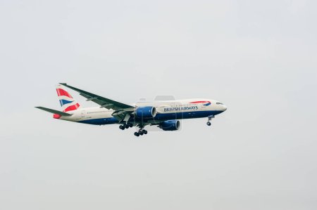 Foto de British Airways Airlines Boeing 777 G-YMMT aterrizaje en Londres Aeropuerto Internacional de Heathrow. - Imagen libre de derechos