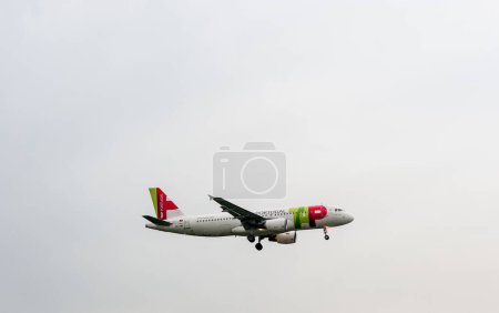 Téléchargez les photos : TAP Air Portugal Airlines Airbus A320 CS-TNI landing in London Heathrow International Airport. - en image libre de droit