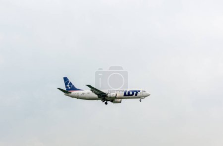 Téléchargez les photos : LOT Poland Airlines Atterrissage du Boeing 737 SP-LLG à l'aéroport international Heathrow de Londres. - en image libre de droit