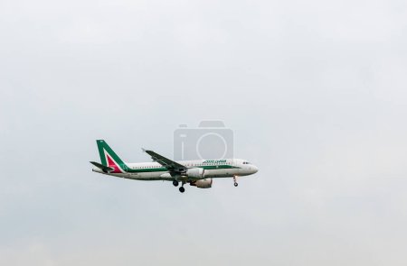 Téléchargez les photos : Atterrissage de l'Airbus A320 EI-DSD d'Alitalia Airlines à l'aéroport international Heathrow de Londres. - en image libre de droit