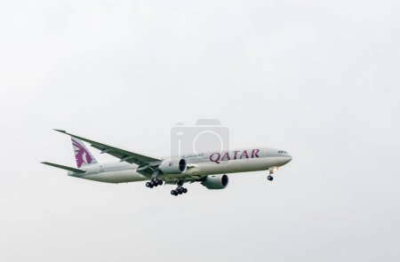 Téléchargez les photos : Atterrissage du Boeing 777 A7-BEB de Qatar Airways Airlines à l'aéroport international Heathrow de Londres. - en image libre de droit