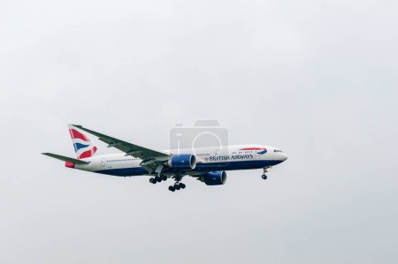 Téléchargez les photos : British Airways Airlines Boeing 777 G-VIIB landing in London Heathrow International Airport. - en image libre de droit