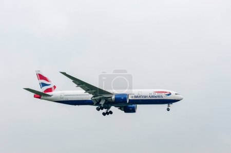 Foto de British Airways Airlines Boeing 777 G-VIIB landing in London Heathrow International Airport. - Imagen libre de derechos