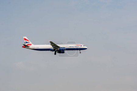 Foto de British Airways Airlines Airbus A321 G-EUXD landing in London Heathrow International Airport. - Imagen libre de derechos