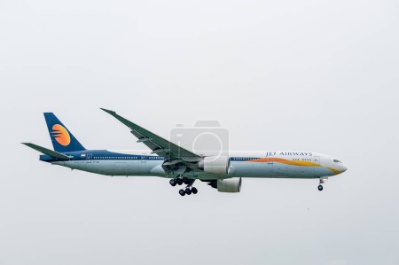 Foto de Airways Airlines Boeing 777 VT-JEH aterrizaje en Londres Aeropuerto Internacional de Heathrow. - Imagen libre de derechos