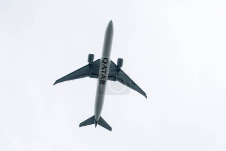 Téléchargez les photos : Qatar Airways Airlines Boeing 777 A7-BED taking off in London Heathrow International Airport. - en image libre de droit