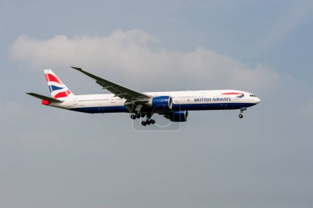 Foto de British Airways Airlines Boeing 777 G-STBL landing in London Heathrow International Airport. - Imagen libre de derechos