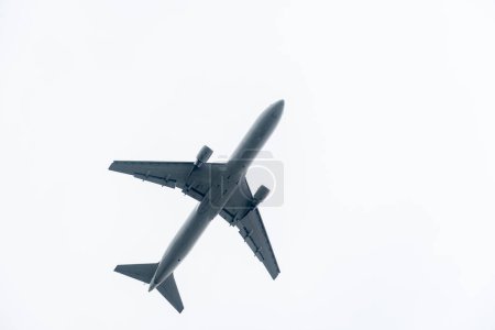 Téléchargez les photos : Boeing 777 taking off in London Heathrow International Airport. - en image libre de droit