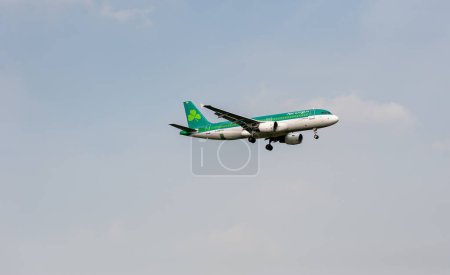 Foto de Aer Lingus Airlines Airbus A320 EI-DEB aterriza en el Aeropuerto Internacional de Londres Heathrow. - Imagen libre de derechos