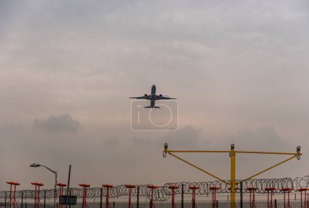 Foto de Boeing 777 despegando en Aeropuerto Internacional de Londres Heathrow. - Imagen libre de derechos