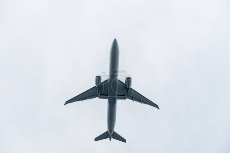 Foto de Boeing 777 taking off in London Heathrow International Airport. - Imagen libre de derechos