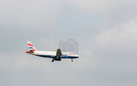 Foto de British Airways Airlines Airbus A320 G-EUUH aterrizando en el Aeropuerto Internacional de Londres Heathrow. - Imagen libre de derechos