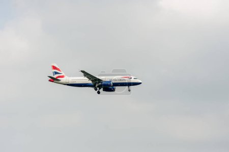 Foto de British Airways Airlines Airbus A320 G-EUYC aterrizaje en Londres Aeropuerto Internacional de Heathrow. - Imagen libre de derechos