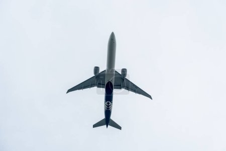 Téléchargez les photos : New Zealand Airways Boeing 777 ZK-OKM taking off in London Heathrow International Airport. - en image libre de droit