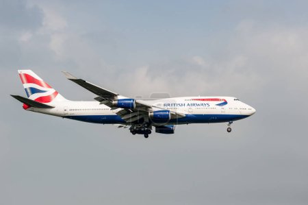 Foto de British Airways Airlines Boeing 747 G-CIVX aterrizaje en Londres Aeropuerto Internacional de Heathrow. - Imagen libre de derechos