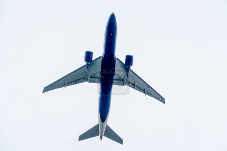 Téléchargez les photos : British Airways Airlines Boeing 777 G-VIIE taking off in London Heathrow International Airport. - en image libre de droit