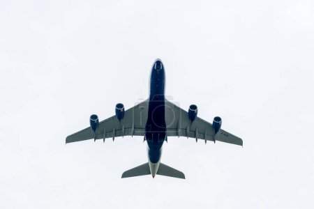 Téléchargez les photos : British Airways Airlines Airbus A380 G-XLEL taking off in London Heathrow International Airport. - en image libre de droit