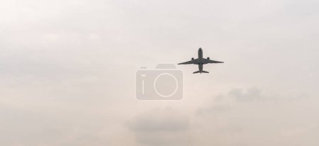 Foto de Boeing 777 taking off in London Heathrow International Airport. - Imagen libre de derechos