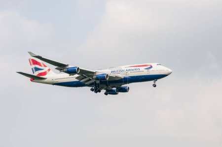 Téléchargez les photos : British Airways Airlines Boeing 747 G-BNLN landing in London Heathrow International Airport. - en image libre de droit