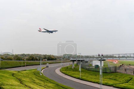 Foto de British Airways Airlines Airbus A320 G-EUUI Landing en Aeropuerto Internacional de Londres Heathrow. - Imagen libre de derechos