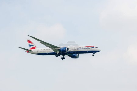 Téléchargez les photos : British Airways Airlines Boeing 787 Dreamliner G-ZBKB atterrissage à l'aéroport international Heathrow de Londres. - en image libre de droit