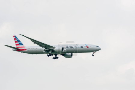 Foto de American Airlines Boeing 777 N724AN aterrizando en el Aeropuerto Internacional de Londres Heathrow. - Imagen libre de derechos