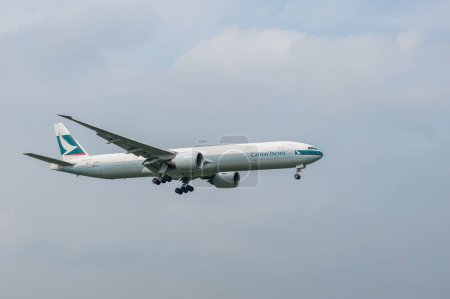Foto de Cathay Pacific Airlines Boeing 777 B-KPZ aterrizaje en Londres Aeropuerto Internacional de Heathrow. - Imagen libre de derechos