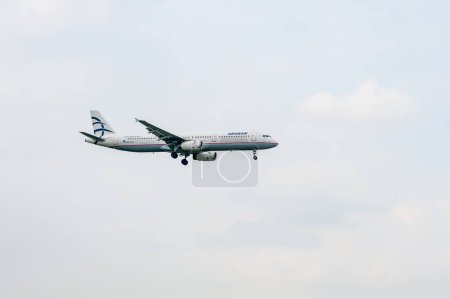 Foto de Aegean Airlines Airbus A321 SX-DVO aterrizaje en Londres Heathrow Aeropuerto Internacional. - Imagen libre de derechos