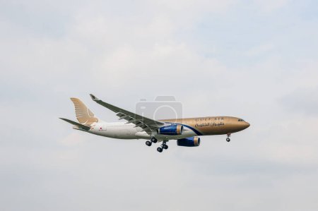 Téléchargez les photos : Airbus A330 A9C-KA d'Air Airlines atterrissant à l'aéroport international Heathrow de Londres. - en image libre de droit