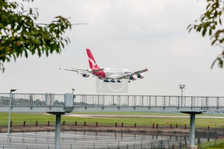 Téléchargez les photos : Atterrissage de l'Airbus A380 VH-OQD de Qantas Airlines à l'aéroport international Heathrow de Londres. - en image libre de droit