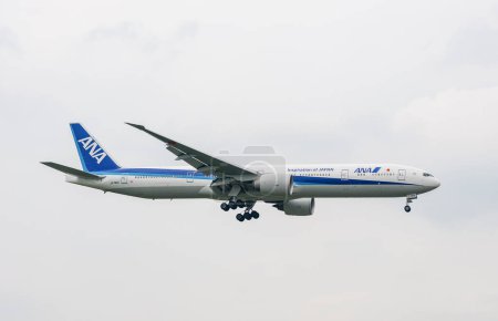 Téléchargez les photos : All Nippon Airways Airlines Boeing 777 JA784A landing in London Heathrow International Airport. - en image libre de droit