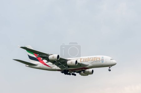 Téléchargez les photos : Emirates Airlines Airbus A380 A6-EEJ landing in London Heathrow International Airport. - en image libre de droit